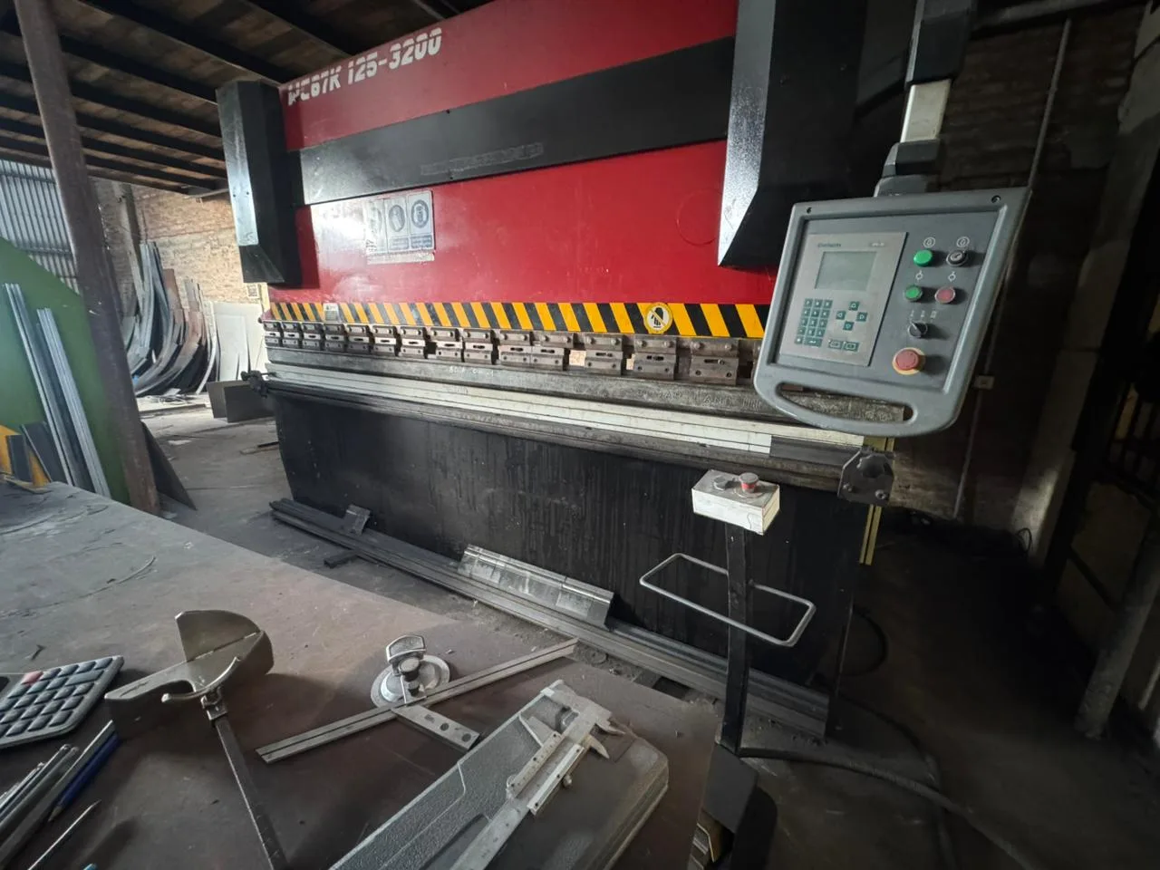 Plegadora CNC propia de Iron Design