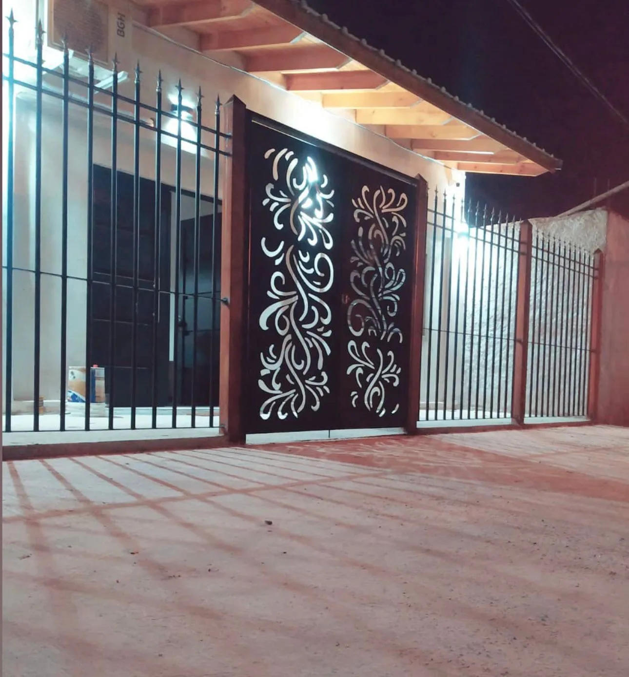 Portón con chapa decorativa fabricado por Iron Design para Brandsen