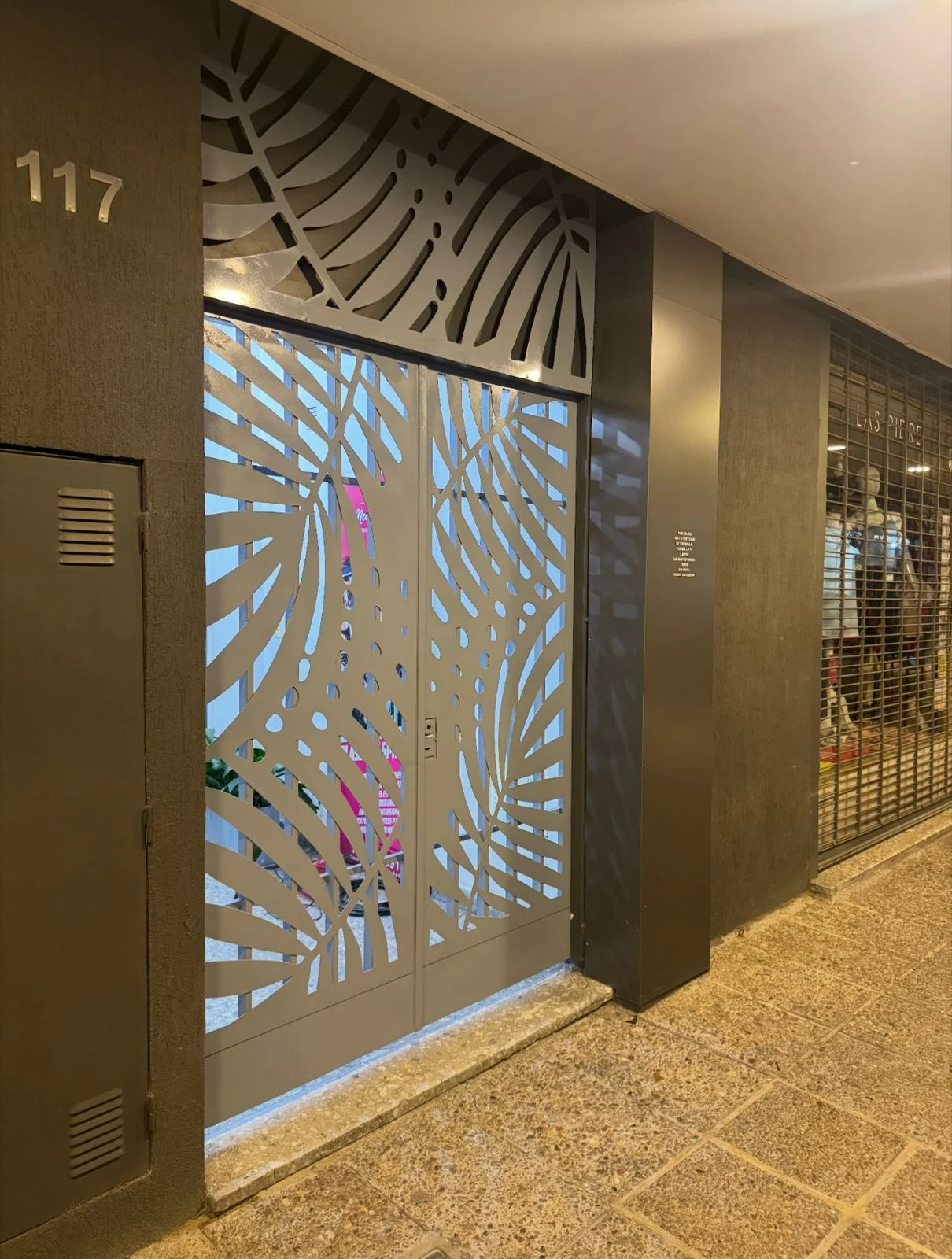 Puerta doble con chapa decorativa fabricada por Iron Design